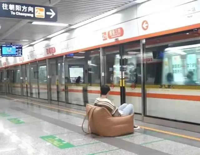 杭州一男子坐地铁自带沙发