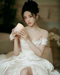 杨超越淡黄公主裙造型美出新高度 气质温婉好甜美