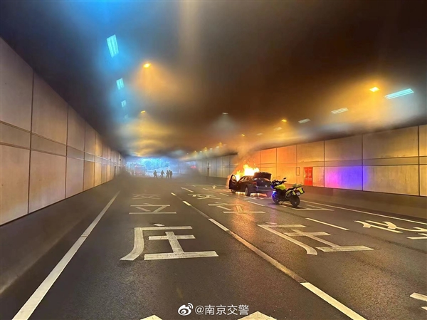 南京玄武湖隧道内一辆宝马5系突发自燃 浓烟蔓延数百米