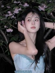 垚垚：凌晨四点，我看见海棠花未眠，总觉得这时，你应该在我身边。