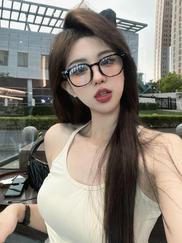 周周的朋友圈儿：今日话题：男生有可能同时跟两个女生分享自己的日常吗  #新的小美确实挺上头的