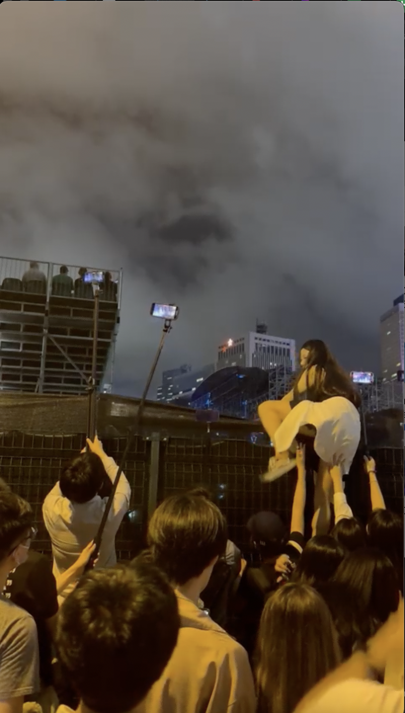 周杰伦香港演唱会歌迷逼爆核心外围 女粉丝骑脖子只为看演出