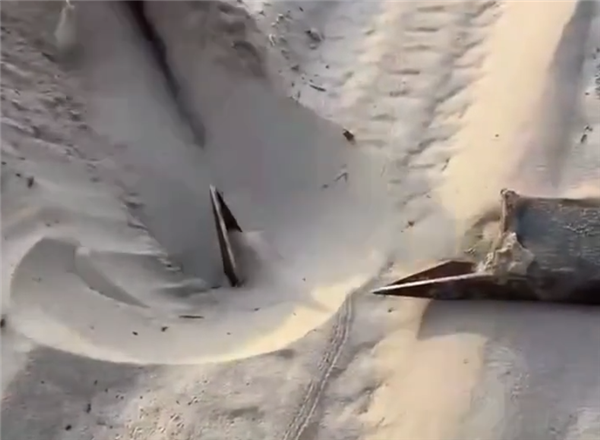 网传一沙漠景区沙下埋20厘米三角钉