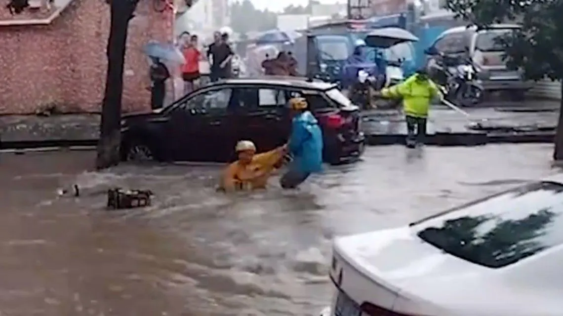 东莞暴雨 外卖小哥摔倒人车被水冲走