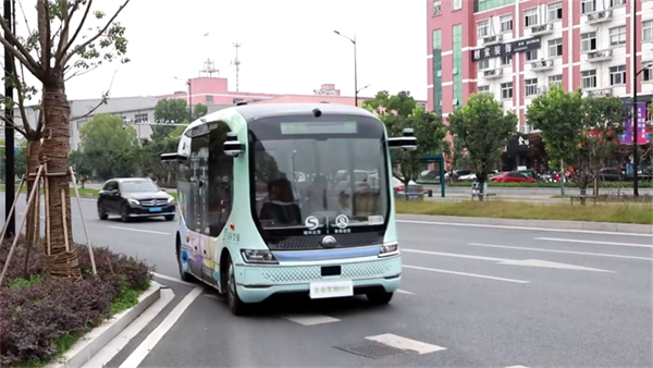 浙江首条自动驾驶公交线路上路运行：手机App预约 免费乘坐