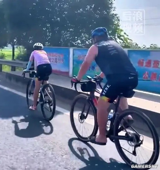父亲带12岁女儿休学1年骑行游中国