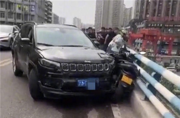重庆一摩托骑手被汽车撞下高架引围观 官方回应：现场视频太惨