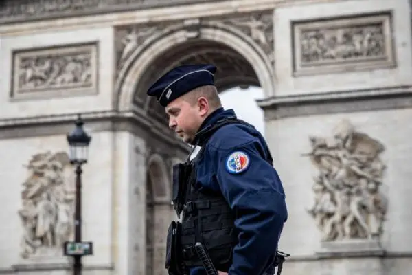 巴黎警方射杀17岁少年引骚乱