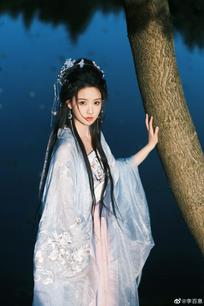 李百惠#今天很WOW# 第一次古装Look，可还行？