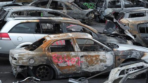 法国一夜间超2000辆车被烧成废铁
