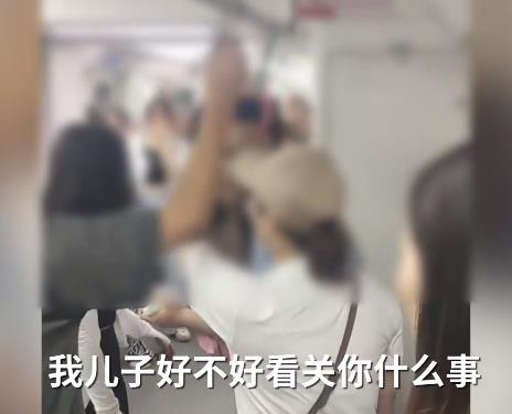 目击者称愿为重庆地铁被打女孩作证