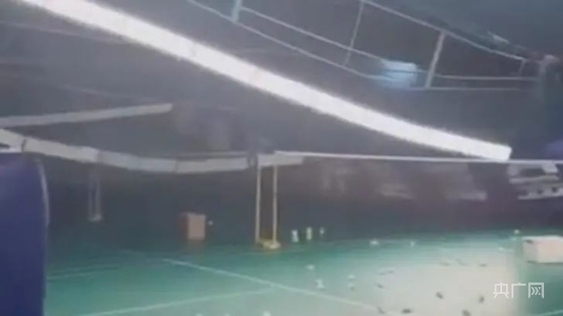 上海一体育场馆因暴雨屋顶坍塌