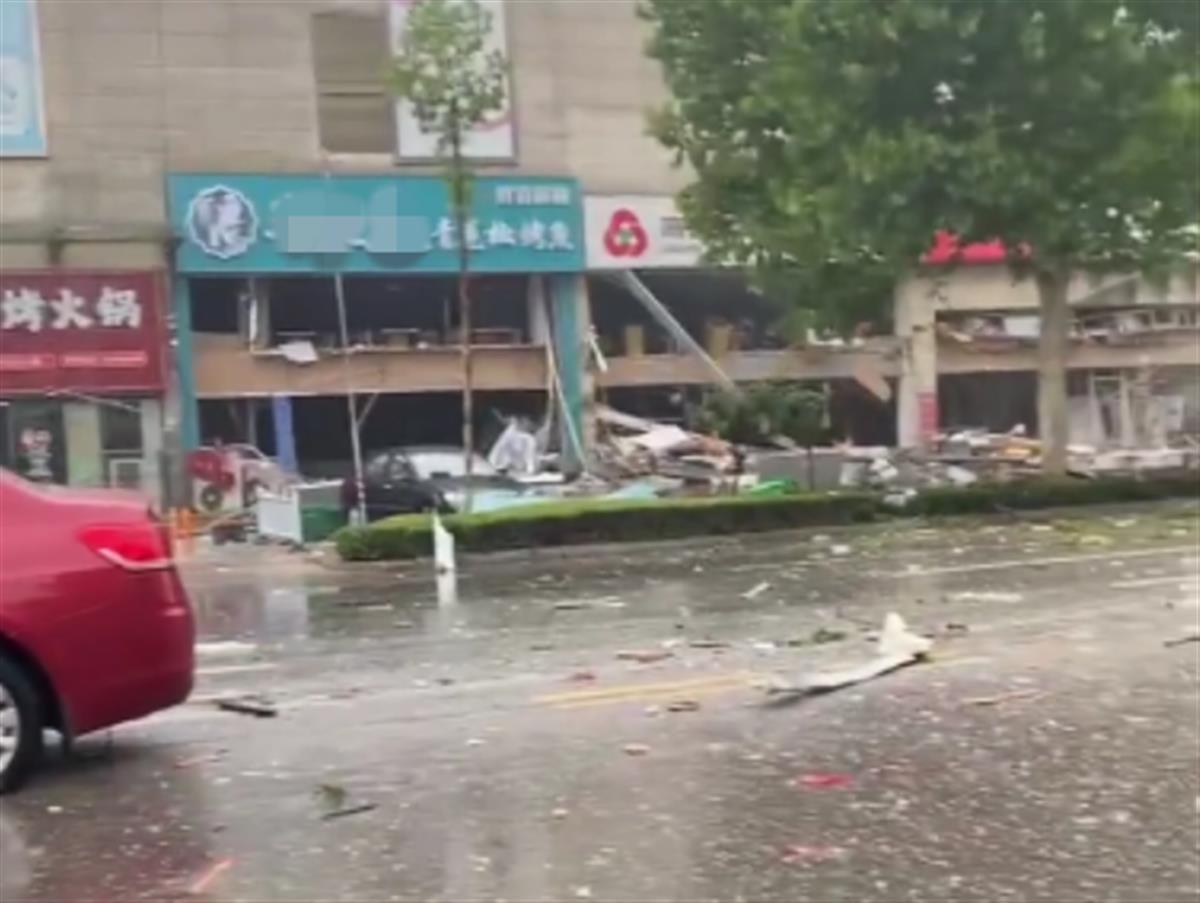 山东高密临街门店发生爆炸，银行和烤鱼店损毁严重，当地紧急处置