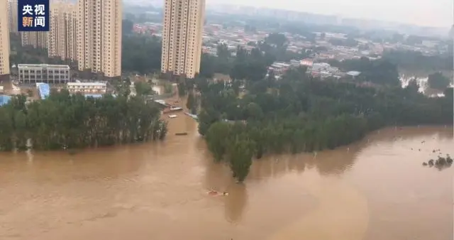 洪水中4个月大婴儿被直升机吊起