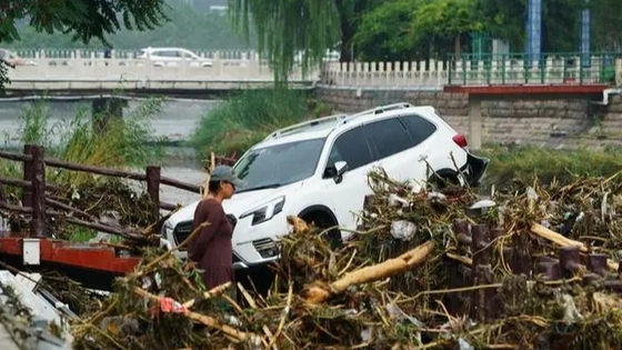 暴雨后北京街头堆积大量受损汽车