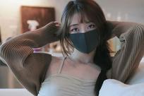 玩偶姐姐HongKongDoll把口罩遮住了半边脸