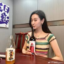 于亚南 吸点葡萄小果汁儿防emo[酷] ​​​