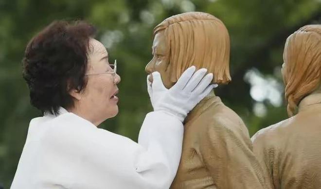 首尔“慰安妇”纪念雕塑遭拆除