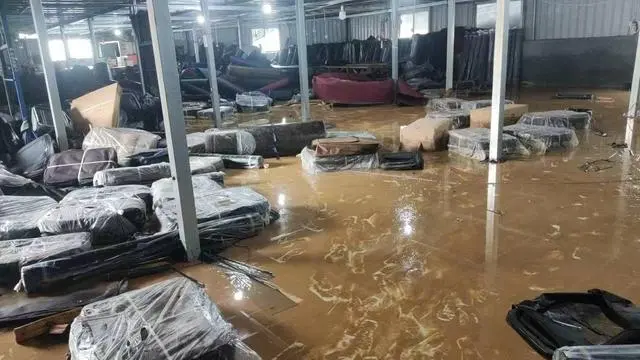 福州洪水受灾人员:几吨重机器被冲走
