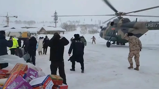 阿勒泰雪崩千人滞留:直升机救援