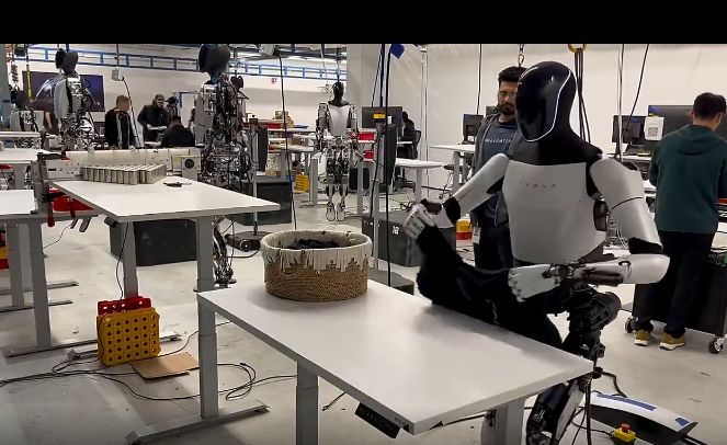 马斯克展示机器人“擎天柱”叠衣服
