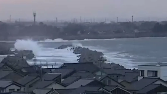 日本强震后第一波海啸袭来 波涛滚滚