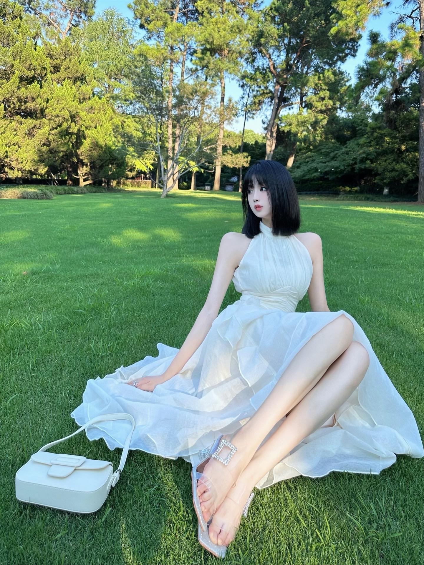 金大娃：追寻光。#草坪拍照 #白色初恋裙 #氛围感 #merimies麦瑞迷剑桥包 #温柔风
