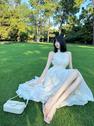 金大娃：追寻光。#草坪拍照 #白色初恋裙 #氛围感 #merimies麦瑞迷剑桥包 #温柔风