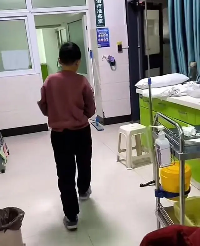 男孩医院独自照顾瘫痪父亲