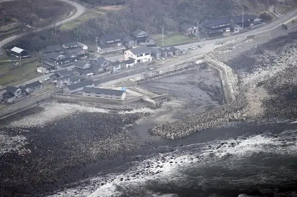 日本地震导致部分海域变陆地