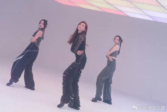 林志玲代言广告挑战动感热舞：火辣曲线魅力依旧