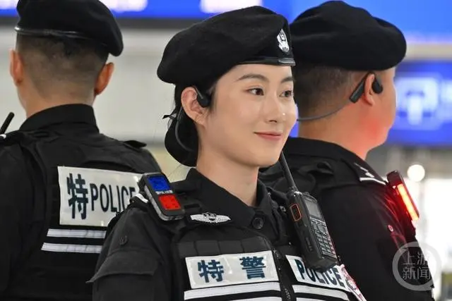 重庆街头执勤女特警火出圈