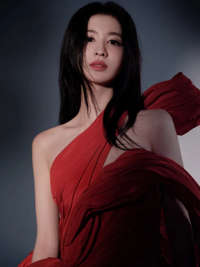王楚然红色抹胸长尾裙造型，又美又飒！整个人白到发光，真的很有贵气感！