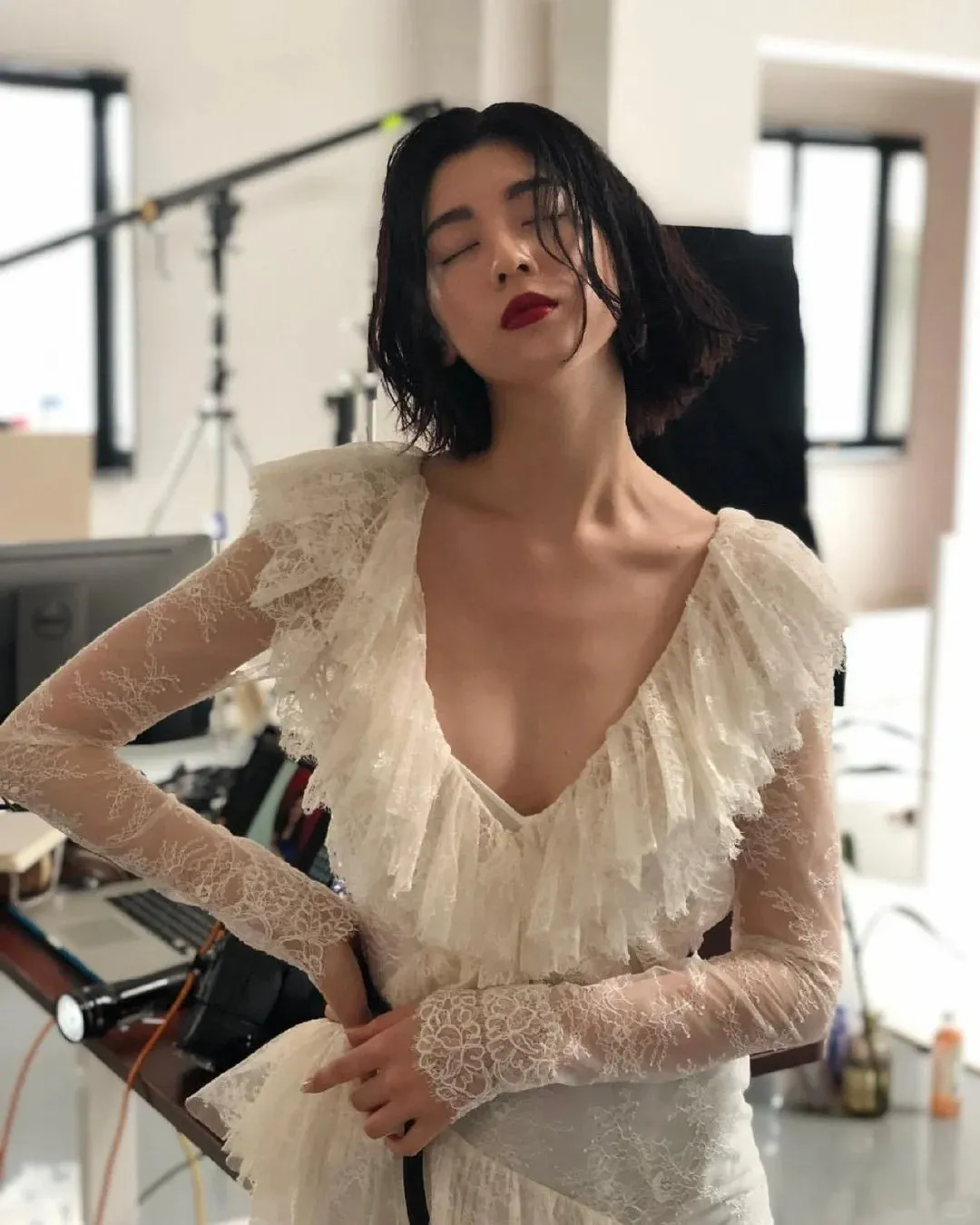 三吉彩花我其实是个天使，之所以留在人间，是因为体重的关系。