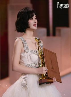 赵丽颖  第32届中国电视金鹰奖颁奖典礼  礼服 - Jean Paul Gaultier 2024春夏高级定制