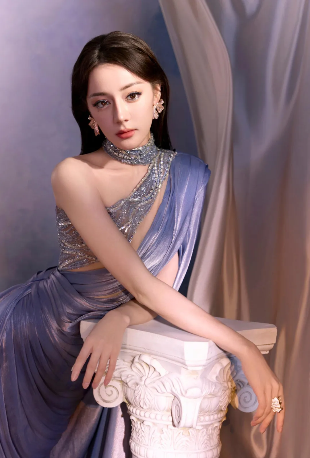 迪麗熱巴身穿Tony Ward 2024秋冬定制禮服亮相聯(lián)想品牌直播 ，化身皓月女神驚艷登場！