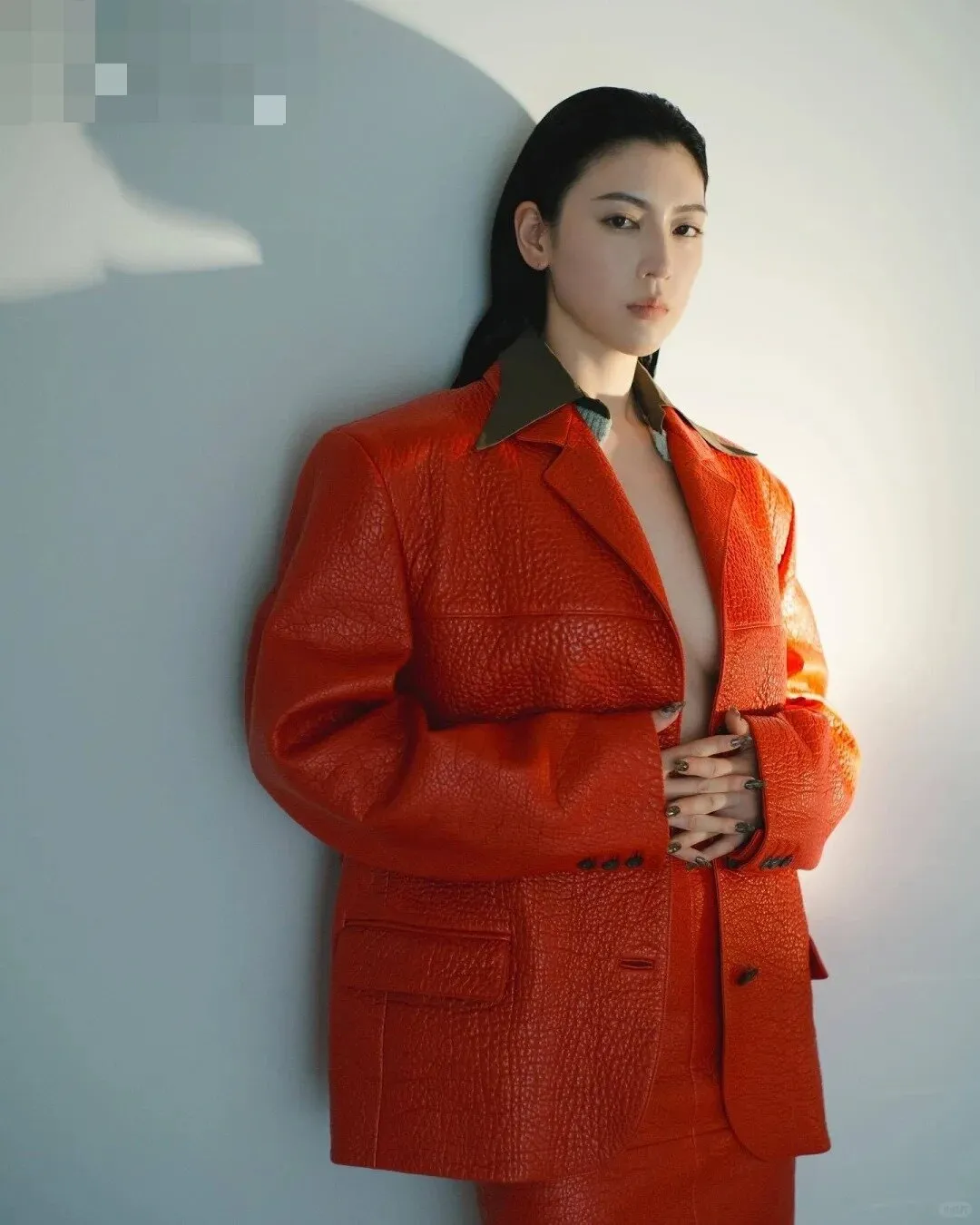 三吉彩花看热闹的那么多 能帮你解围的却寥寥无几