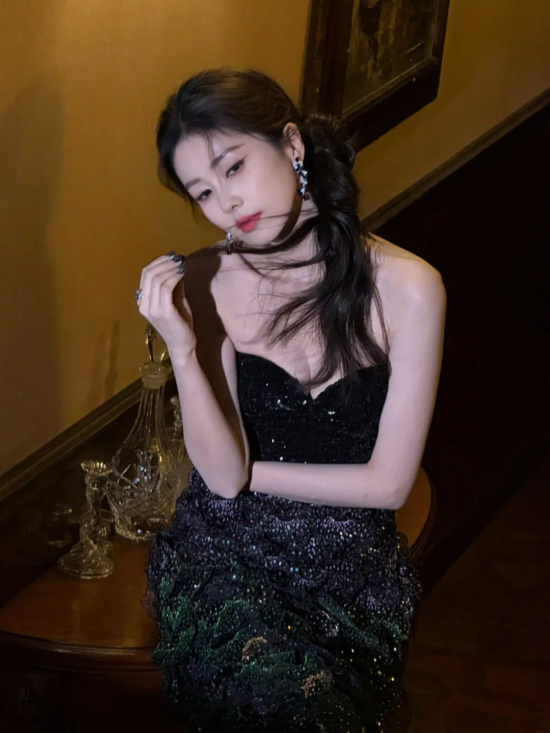 白鹿一袭抹胸镶钻黑裙，温婉婀娜，柔美动人！