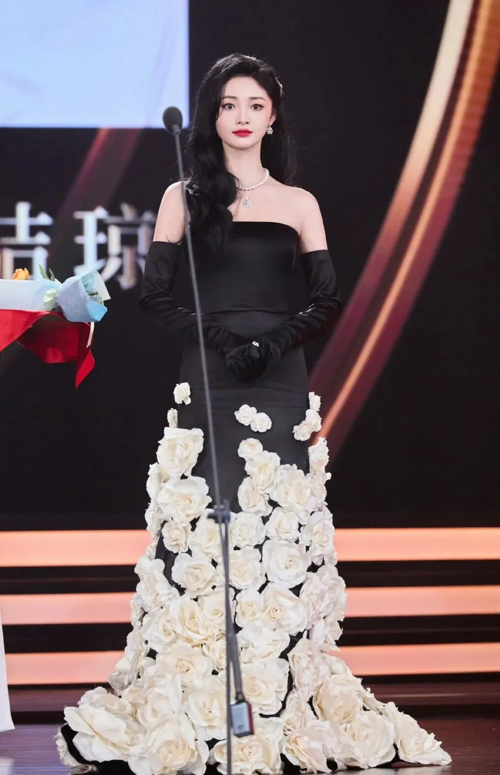 周洁琼这大长腿 ，绝了！太养眼了！