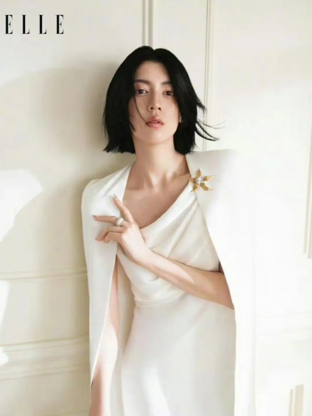 三吉彩花你问我爱你有多深，我代表月亮消灭你。