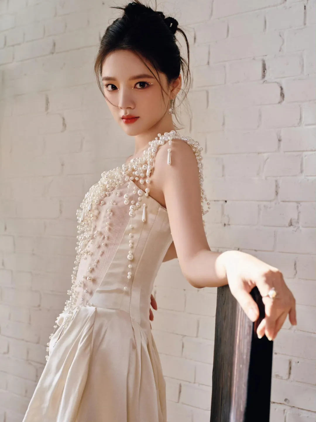 任敏珍珠眼妆搭配一身白色珍珠礼服，就像俏皮的小美人鱼公主！