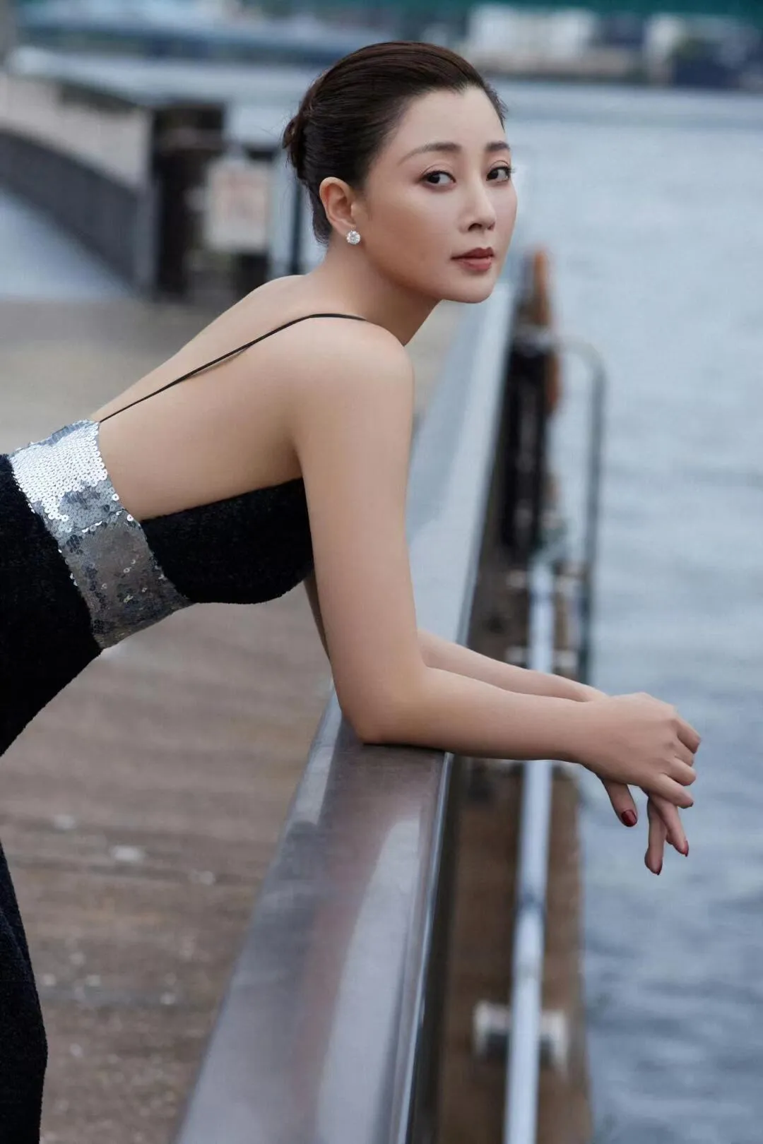 殷桃姐姐东京电影节红毯上身穿大V领礼服，这状态太好了吧！