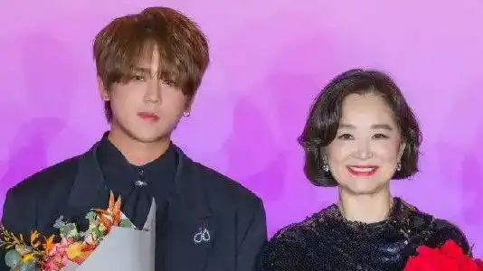 林青霞姜涛牵手出席活动