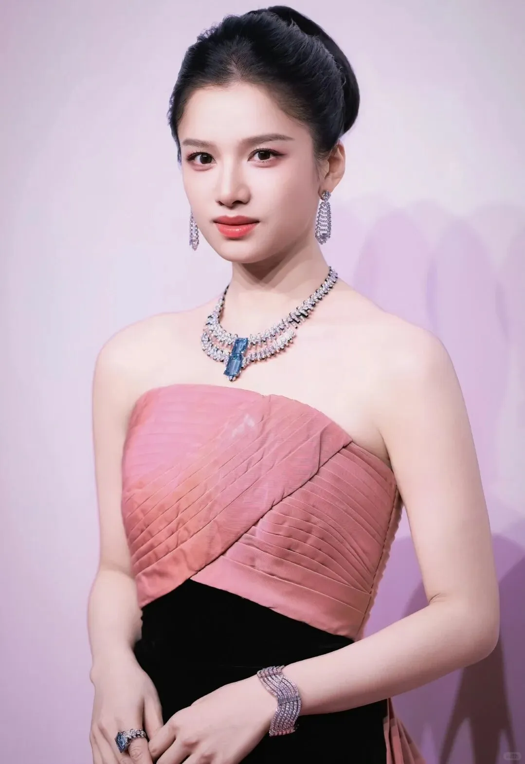 张婧仪粉墨抹胸拖尾裙，搭配卡地亚，这适配度也太顶了吧，张婧仪旖旎满境！