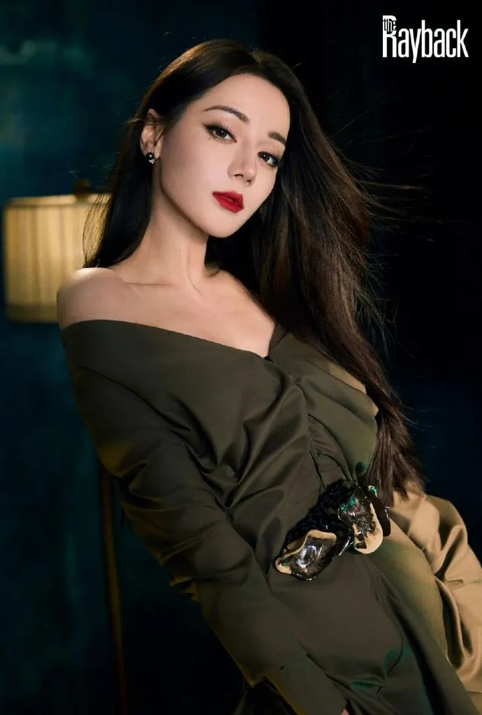 迪丽热巴一个女人为什么多愁善感，因为背后一个无知的男人。