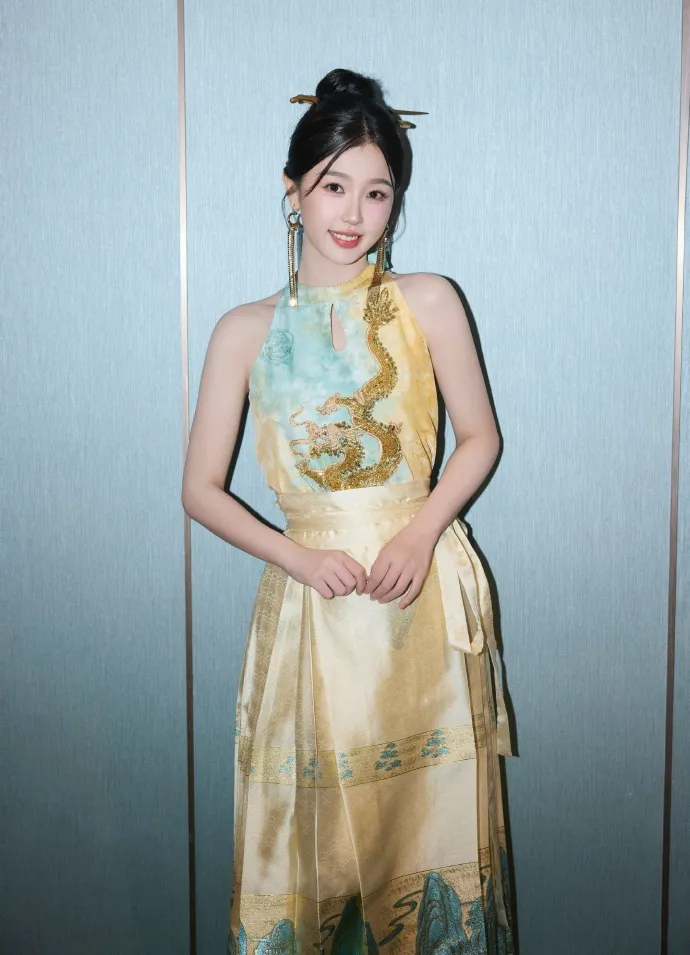 虞书欣中式清水妆，身着新中式定制礼服亮相曼谷！