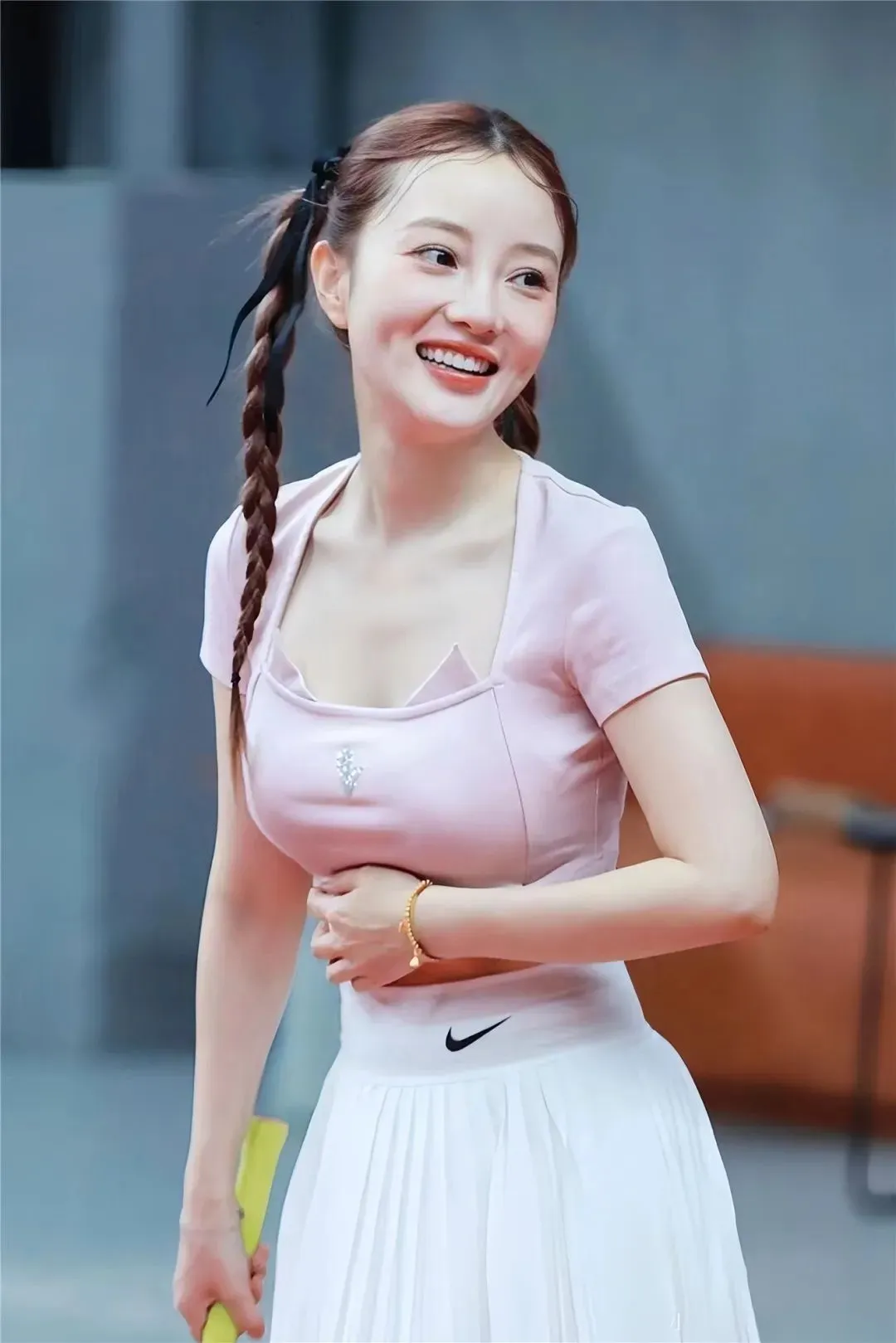 43岁李小璐穿紧身衣打羽毛球， 身材饱满丰腴少女感十足