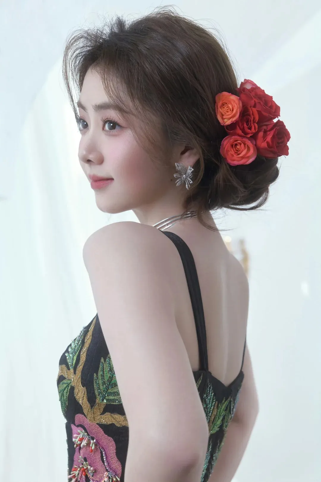 谭松韵人鱼公主造型美翻了，谁懂娃娃脸的杀伤力呀！