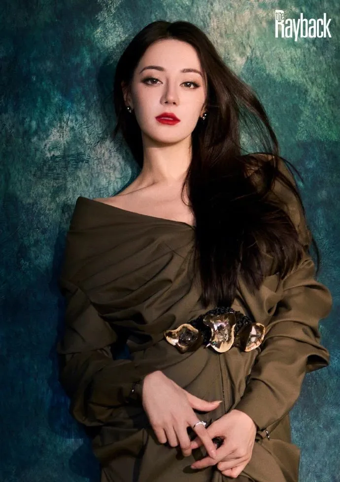 迪丽热巴每一个成功男人的背后，都有一个委曲的女人。