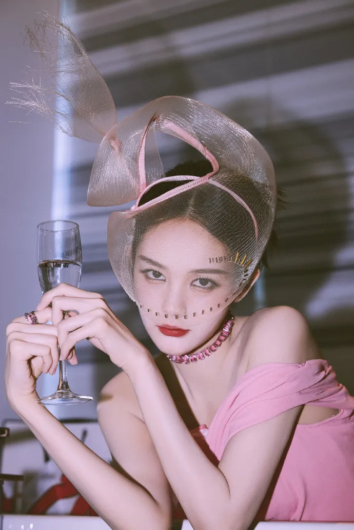 李一桐人生就像大姨妈，是不是的给你来点儿血的教训。